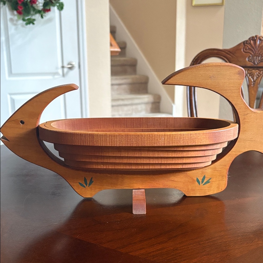 Vintage 1980’s Scroll Saw Collapsing Wooden Fish-Shaped Bowl/trivet